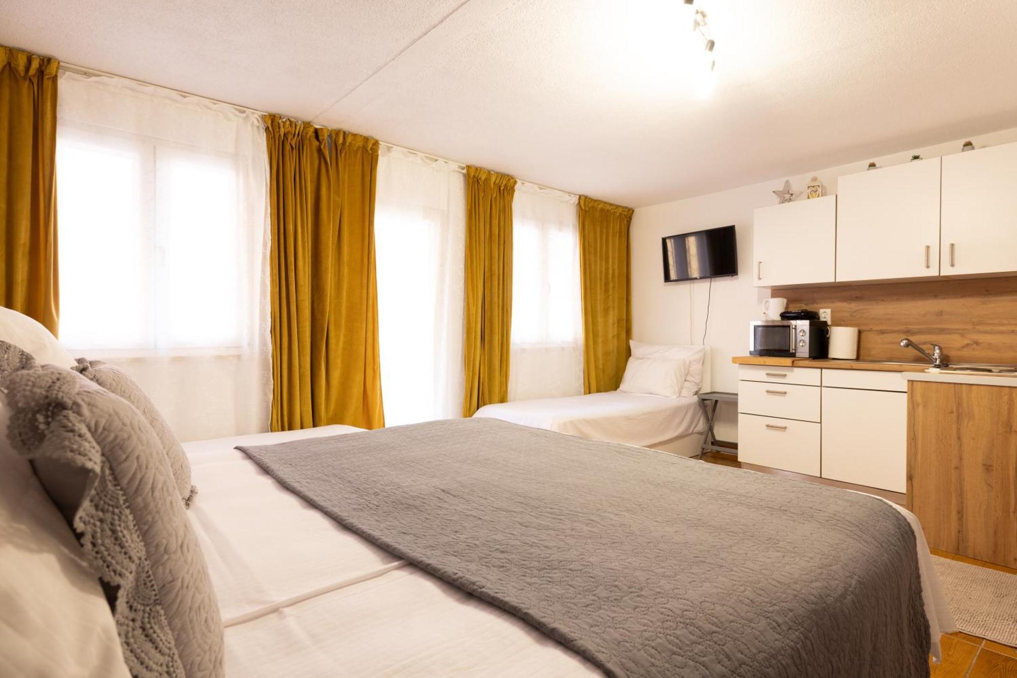 Guesthouse Rebecca Makarska Buitenkant foto